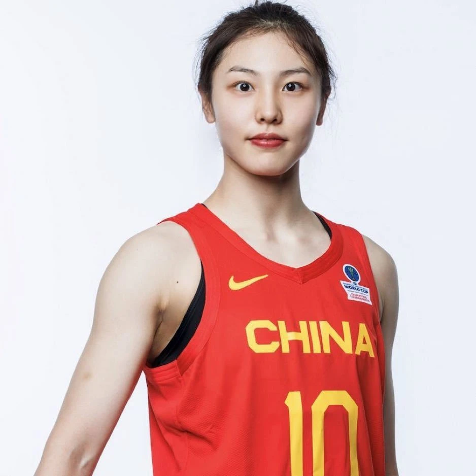 篮球教练如何为不同年龄段的球员制定战术训练方案？_1