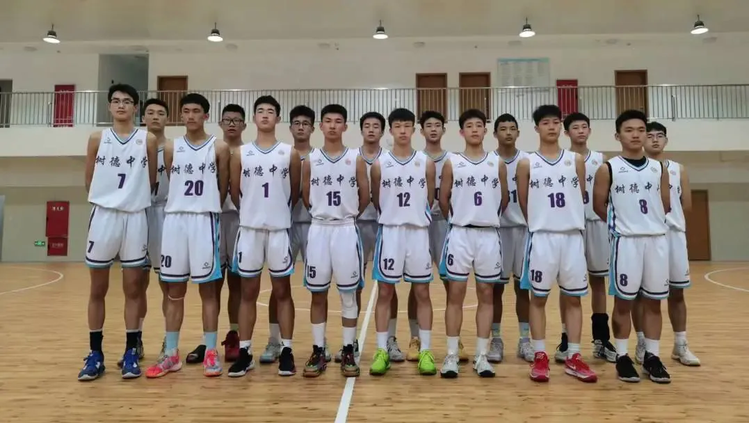 篮球教练如何为不同年龄段的球员制定战术训练方案?_1